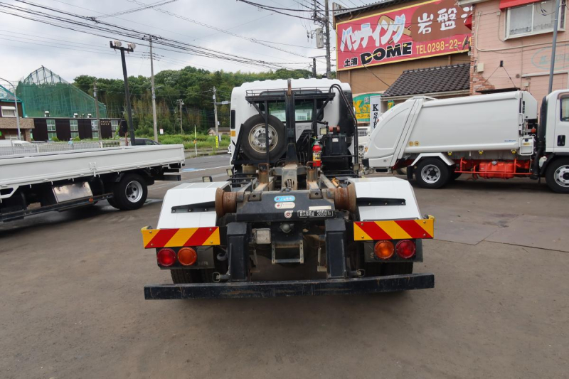 ベッド付 新明和製アームロール積載3750kg 240馬力|中古トラックの販売・買取・査定のアイナビ