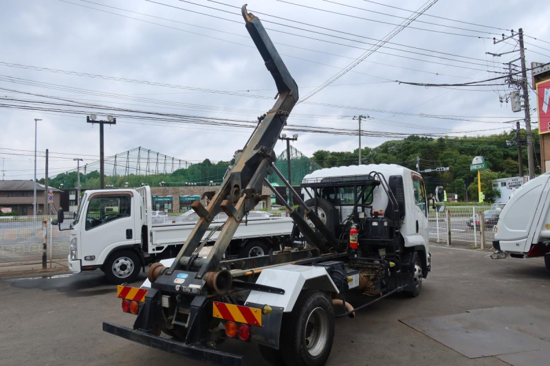 ベッド付 新明和製アームロール積載3750kg 240馬力|中古トラックの販売・買取・査定のアイナビ