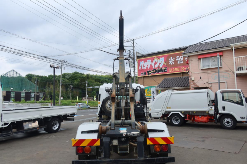 ベッド付 新明和製アームロール積載3750kg 240馬力|中古トラックの販売・買取・査定のアイナビ