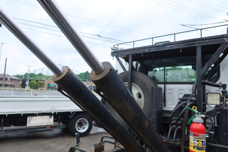 ベッド付 新明和製アームロール積載3750kg 240馬力|中古トラックの販売・買取・査定のアイナビ