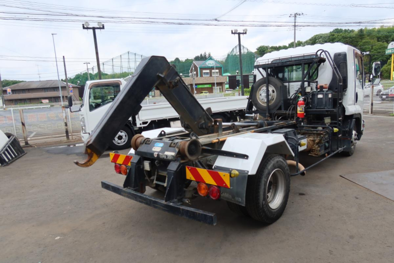 ベッド付 新明和製アームロール積載3750kg 240馬力|中古トラックの販売・買取・査定のアイナビ