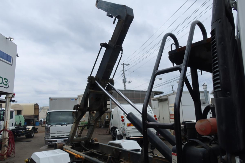 ベッド付 新明和製アームロール積載3750kg 240馬力|中古トラックの販売・買取・査定のアイナビ