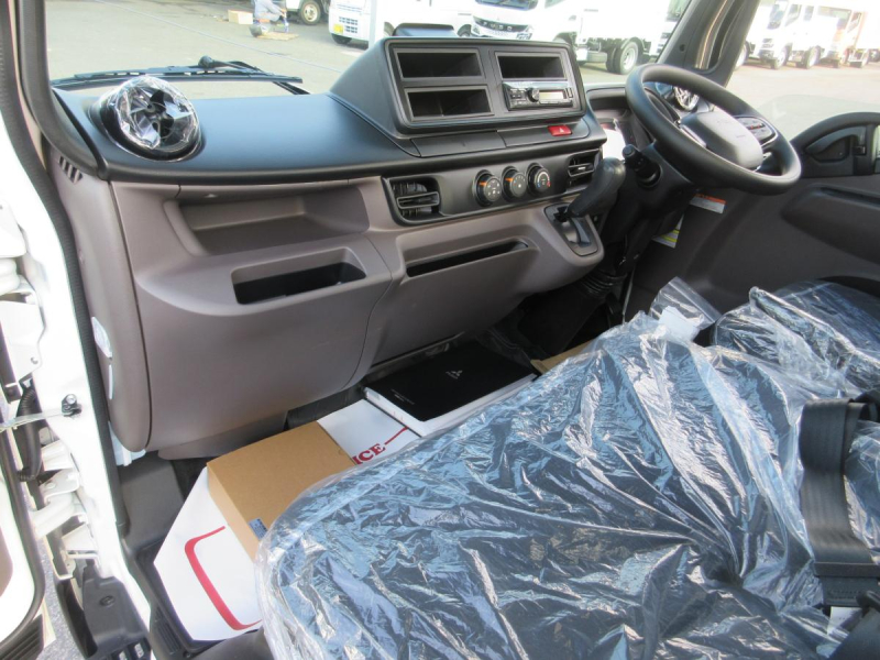 AT　積載2950kg　平ボデー　垂直ゲート　全低床　!!|中古トラックの販売・買取・査定のアイナビ