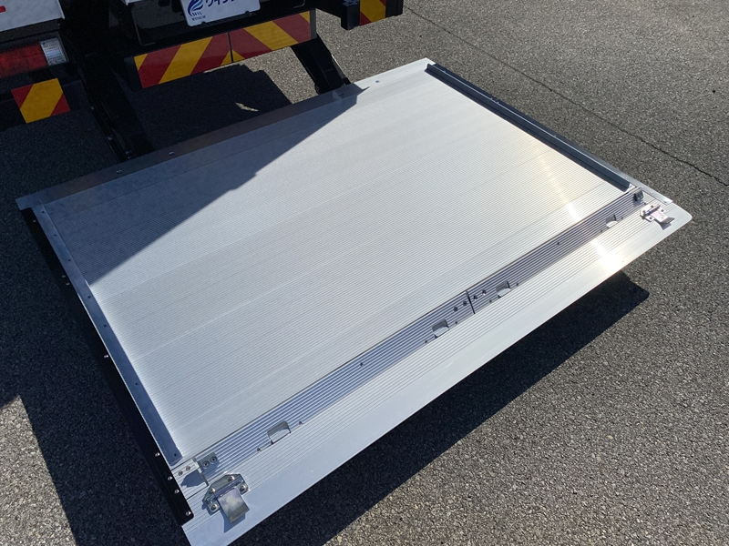 キャンター　ワイドロング　全低床　跳上ゲート付　積載3,750kg|中古トラックの販売・買取・査定のアイナビ