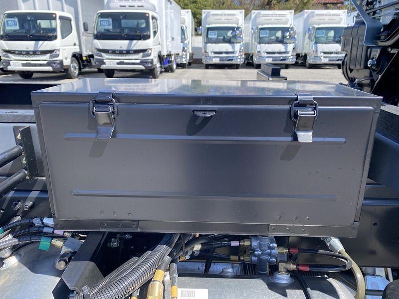 ファイター 新明和深ダンプ リア片開き 13立米 積載2,750kg|中古トラックの販売・買取・査定のアイナビ