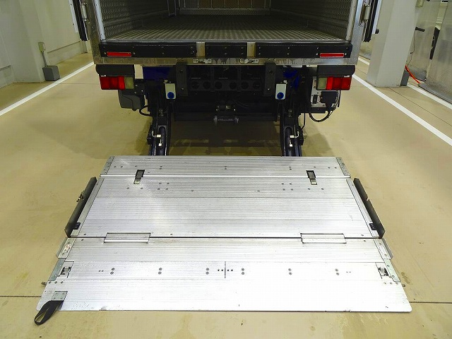 エルフ2t高床標準ロング低温冷凍車スタンバイ/格納ゲート付|中古トラックの販売・買取・査定のアイナビ