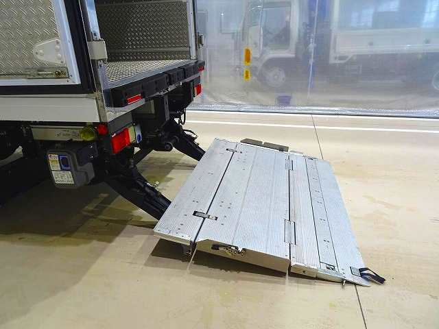 エルフ2t高床標準ロング低温冷凍車スタンバイ/格納ゲート付|中古トラックの販売・買取・査定のアイナビ