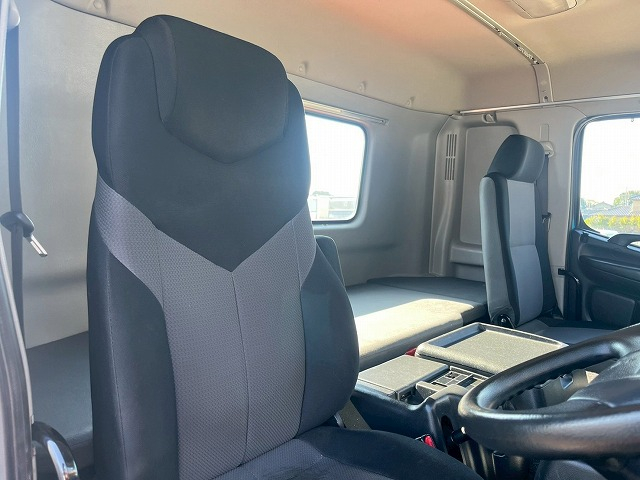 3軸2デフ★第5輪17.7トン★520馬力★流体式リターダ★ツーデフ|中古トラックの販売・買取・査定のアイナビ