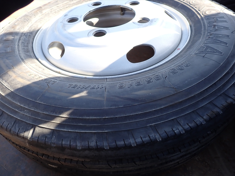 【352249】4段クレーン付き平ボディ　ラジコン付|中古トラックの販売・買取・査定のアイナビ