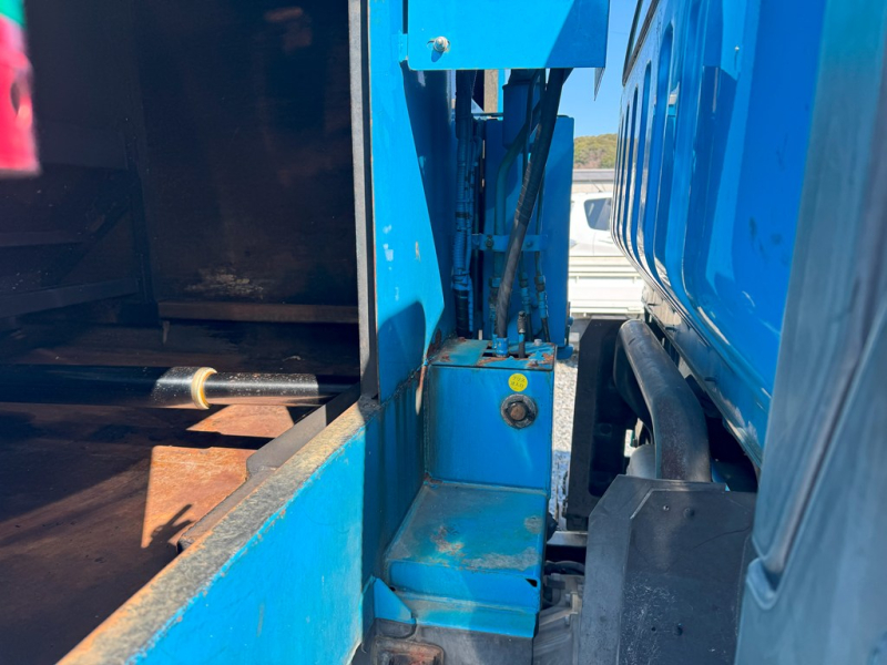 平成25年式☆いすゞエルフ 6㎥プレス式パッカー車|中古トラックの販売・買取・査定のアイナビ