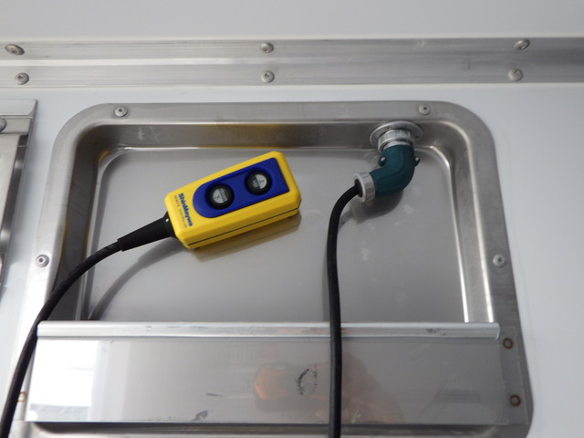 三菱2KG-FK65F冷凍車4tワイド格納ゲートジョロダー|中古トラックの販売・買取・査定のアイナビ