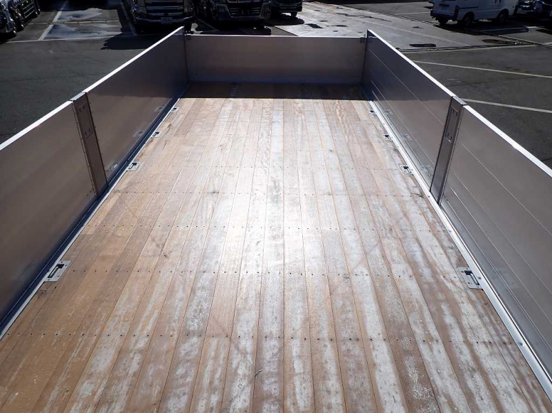 未使用 Ⅼ6120ワイド エアサス 240PS 6速 アルミブロック|中古トラックの販売・買取・査定のアイナビ