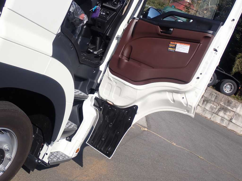 ユニック 5段クレーン 4軸低床 アルミブロック リターダ付|中古トラックの販売・買取・査定のアイナビ