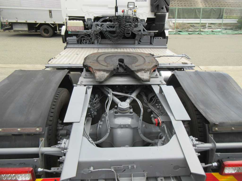 第五輪11.7トン2PGクオン標準ルーフトラクタ|中古トラックの販売・買取・査定のアイナビ