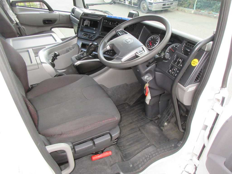 第五輪11.7トン2PGクオン標準ルーフトラクタ|中古トラックの販売・買取・査定のアイナビ