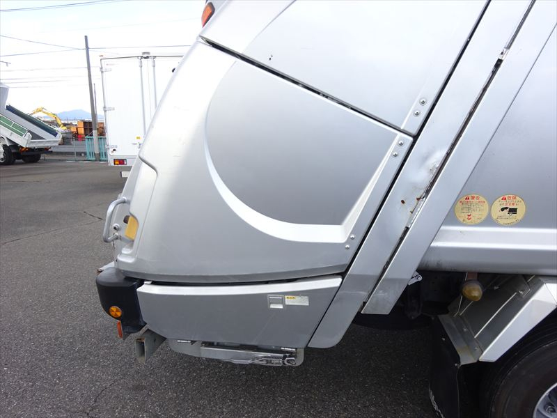 プレス 10.2㎥ 段ボール仕様 新明和|中古トラックの販売・買取・査定のアイナビ