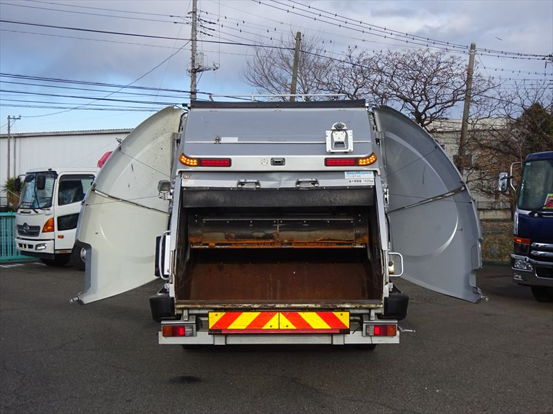 プレス 10.2㎥ 段ボール仕様 新明和|中古トラックの販売・買取・査定のアイナビ