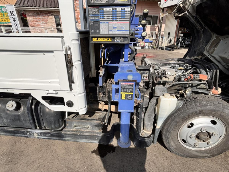 標準幅 4段クレーンラジコン付き 積載2000kg|中古トラックの販売・買取・査定のアイナビ