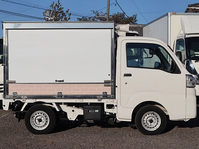 移動販売車 4WD 冷蔵冷凍装置付 AT限定免許対応|中古トラックの販売・買取・査定のアイナビ