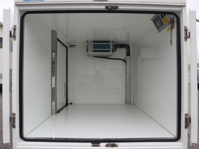 FRP中温冷凍車 中温冷蔵冷凍車|中古トラックの販売・買取・査定のアイナビ