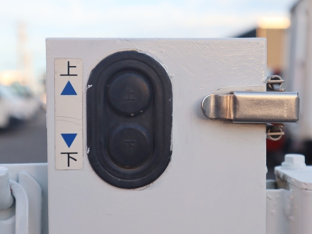 垂直パワーゲート 平ボディ 積載350KG 新明和・RE04|中古トラックの販売・買取・査定のアイナビ