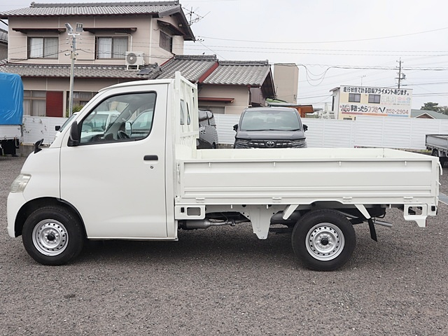 積載800Kg 平ボディ 車両総重量2050Kg AT限定|中古トラックの販売・買取・査定のアイナビ