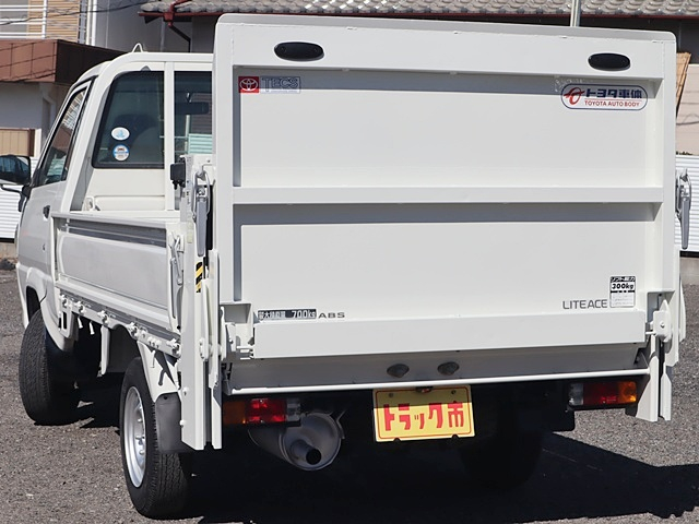 平ボディ 垂直パワーゲート 積載700kg|中古トラックの販売・買取・査定のアイナビ