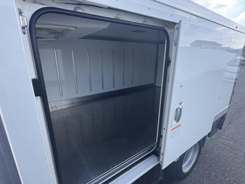 R3 トヨタ ダイナ 冷蔵冷凍 左スライドドア|中古トラックの販売・買取・査定のアイナビ