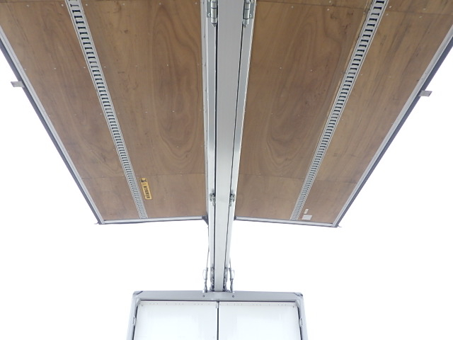 いすゞ令和3年☆格納ゲート付きウィング☆|中古トラックの販売・買取・査定のアイナビ