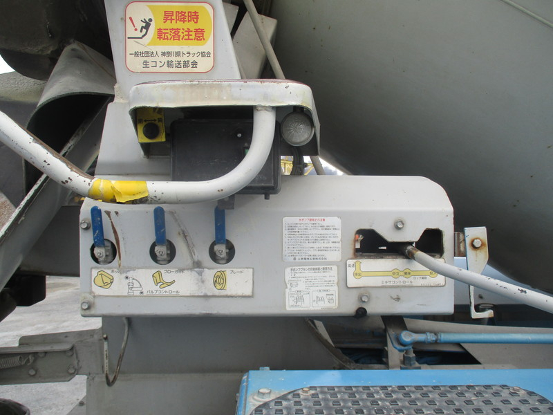 H26プロフィアミキサー車カヤバM44ドラム容量8.7立米|中古トラックの販売・買取・査定のアイナビ