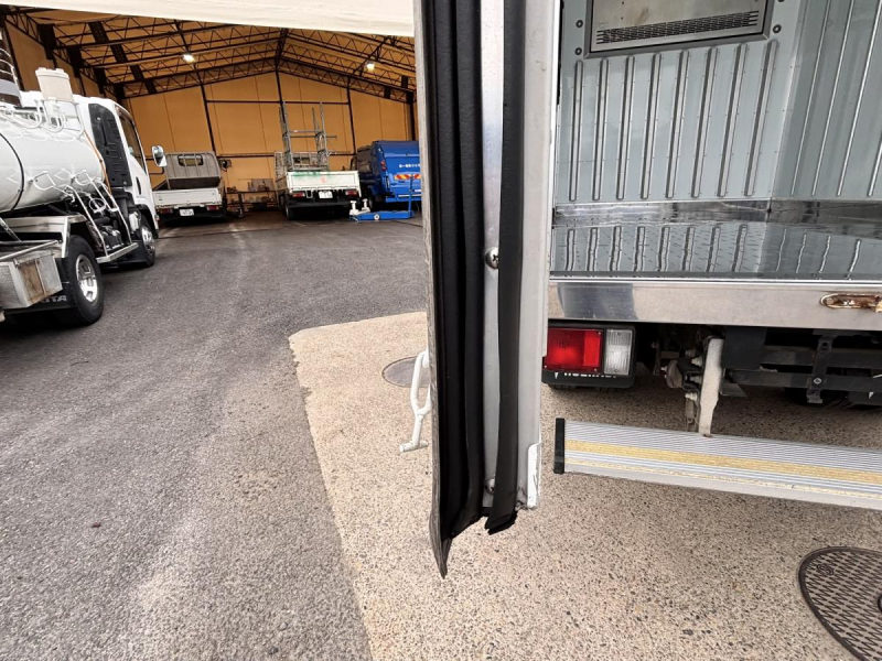 10尺 ショート 冷蔵冷凍車 菱重-5℃ 積載1500kg|中古トラックの販売・買取・査定のアイナビ