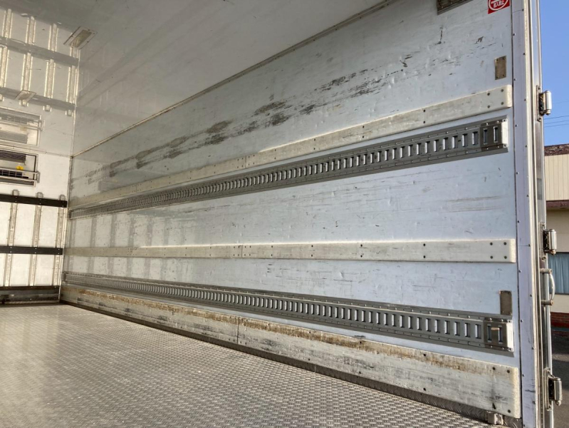 冷蔵冷凍車2.5トン積載低温格納PG6300ボディワイド左サイド扉|中古トラックの販売・買取・査定のアイナビ