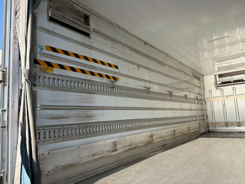 冷蔵冷凍車後輪エアサス-30℃6200標準格納PG左サイド扉|中古トラックの販売・買取・査定のアイナビ