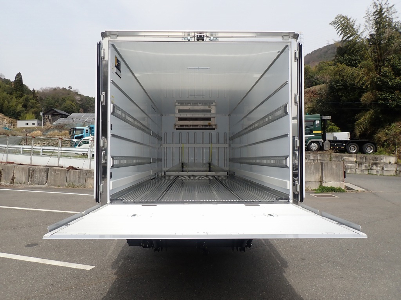 加温機能付 -30℃～30℃設定 62ワイド 格納PG 240PS 6速|中古トラックの販売・買取・査定のアイナビ