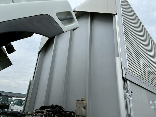 フルキャブ/ベッド付き240馬力6速マニュアルMT4t8t|中古トラックの販売・買取・査定のアイナビ