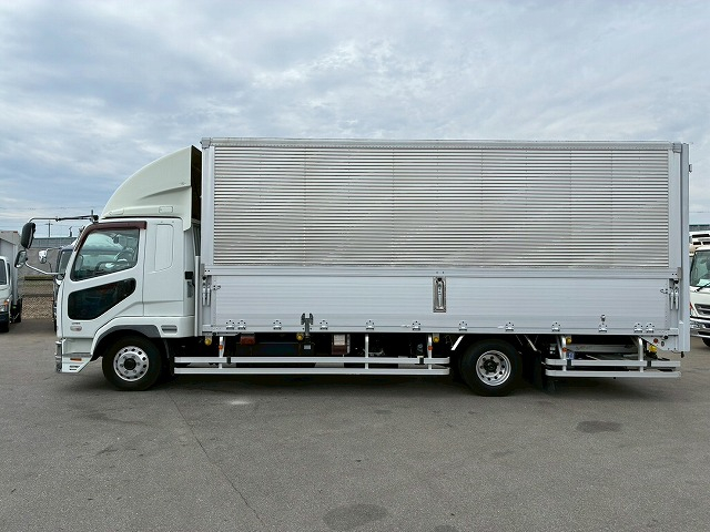 フルキャブ/ベッド付き240馬力6速マニュアルMT4t8t|中古トラックの販売・買取・査定のアイナビ