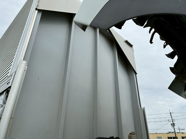 フルキャブ/ベッド付き240馬力6速マニュアルMT4t8t|中古トラックの販売・買取・査定のアイナビ