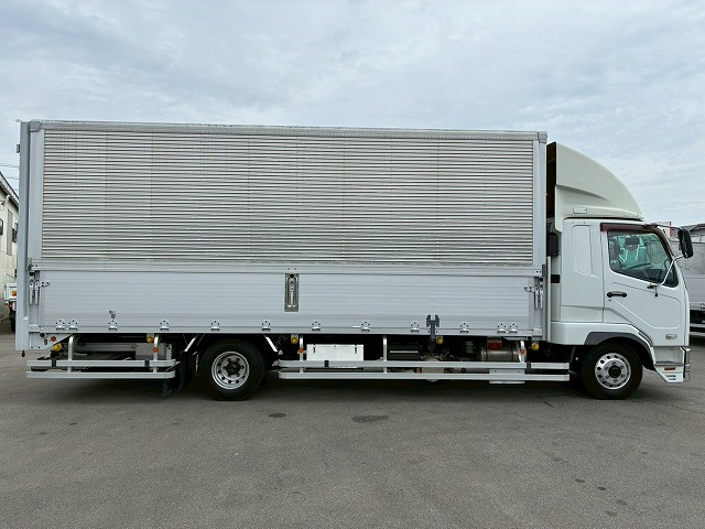 フルキャブ/ベッド付き240馬力6速マニュアルMT4t8t|中古トラックの販売・買取・査定のアイナビ