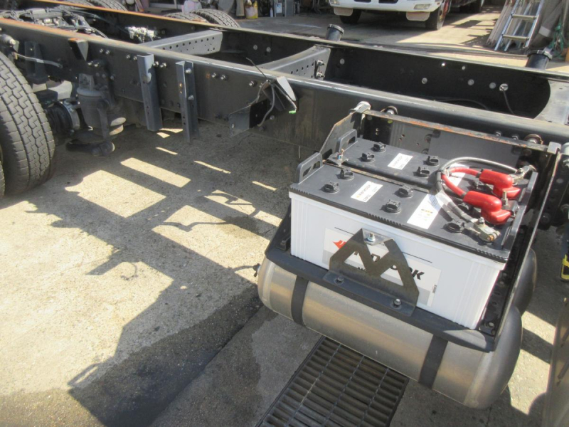 2PGクオンハイルーフ4軸低床シャーシ|中古トラックの販売・買取・査定のアイナビ