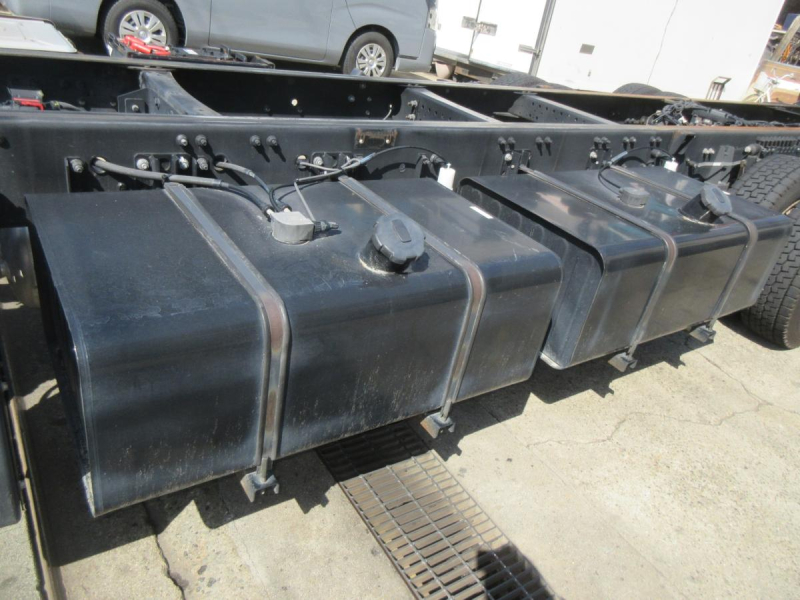 2PGクオンハイルーフ4軸低床シャーシ|中古トラックの販売・買取・査定のアイナビ