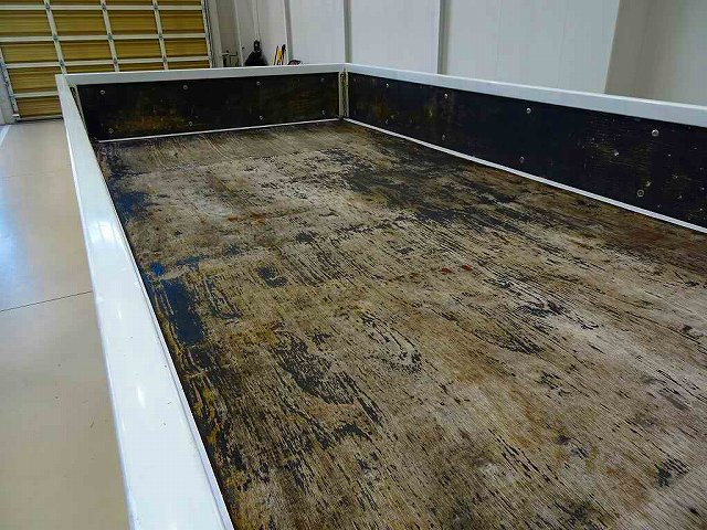 エルフ2tFFL標準セミロング平ボディ総重量5t未満|中古トラックの販売・買取・査定のアイナビ