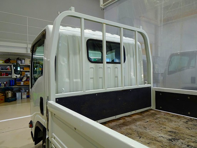 エルフ2tFFL標準セミロング平ボディ総重量5t未満|中古トラックの販売・買取・査定のアイナビ