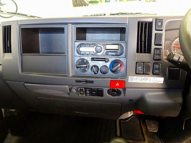 エルフ2tFFL標準セミロング平ボディ総重量5t未満|中古トラックの販売・買取・査定のアイナビ