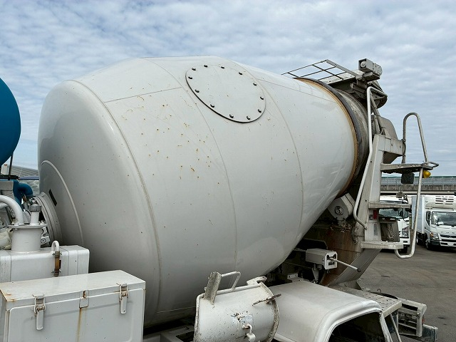 保証対象車両増トンカヤバ電動ホッパー240馬力6速MT|中古トラックの販売・買取・査定のアイナビ