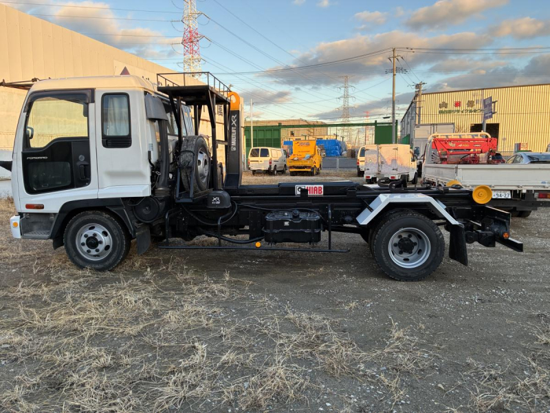 やはり余裕の6気筒!距離少ない、車検付き、寝台付|中古トラックの販売・買取・査定のアイナビ