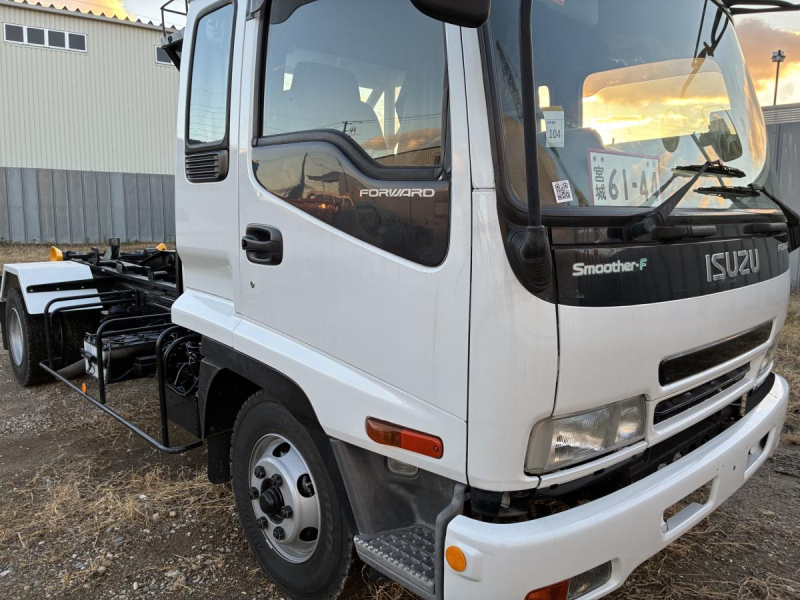 やはり余裕の6気筒!距離少ない、車検付き、寝台付|中古トラックの販売・買取・査定のアイナビ