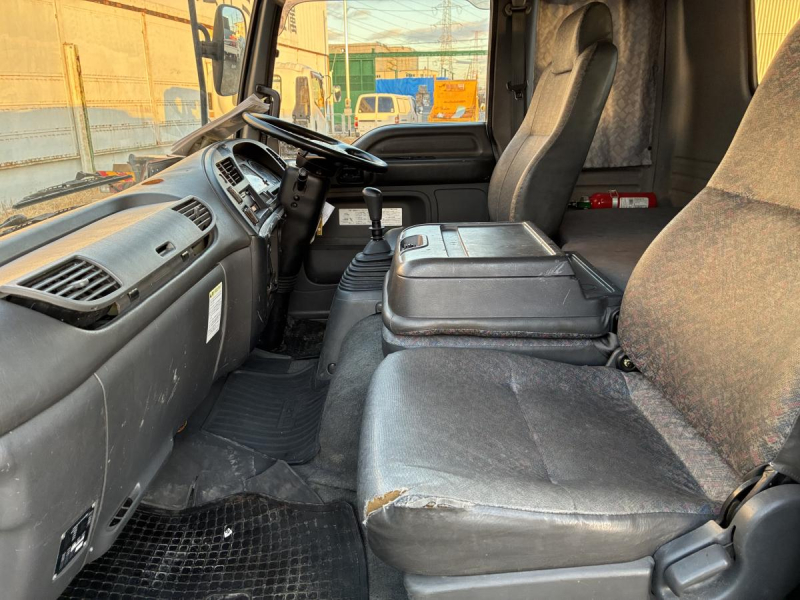 やはり余裕の6気筒!距離少ない、車検付き、寝台付|中古トラックの販売・買取・査定のアイナビ