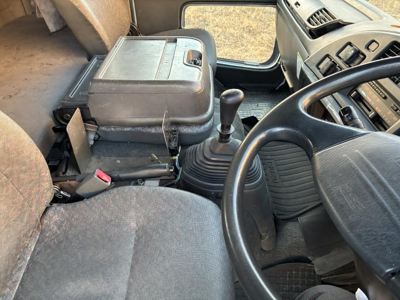 やはり余裕の6気筒!距離少ない、車検付き、寝台付|中古トラックの販売・買取・査定のアイナビ