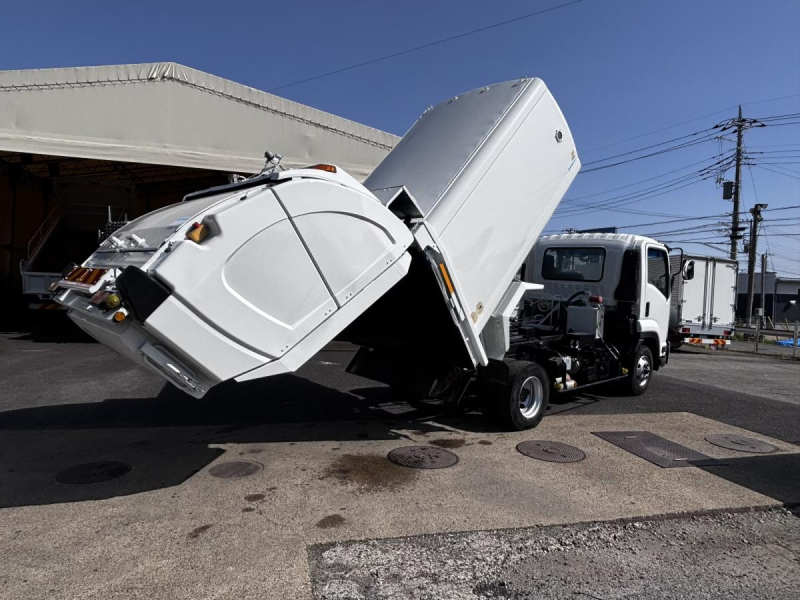 巻き込みパッカー車 新明和製8.0立米積載2350kg|中古トラックの販売・買取・査定のアイナビ
