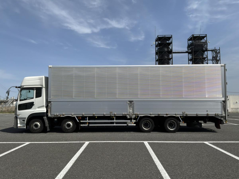 走行距離40万km台⭐️R3クオンアルミウイングハイルーフメッキ|中古トラックの販売・買取・査定のアイナビ